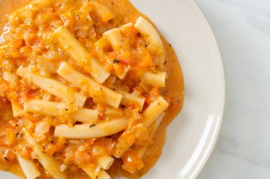 rigatoni penne makarna kremalı domates veya pembe sos