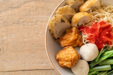 Balık köfteli erişte ve pembe soslu karides köftesi, Yen Ta Four veya Yen Ta Fo - Asya yemeği tarzı