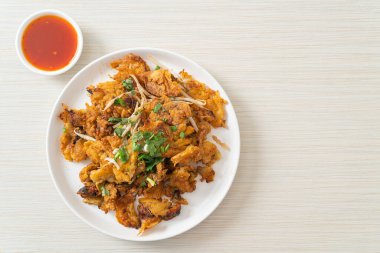 Yumurtalı kızarmış midye krepi - Tayland sokak yemeği tarzı