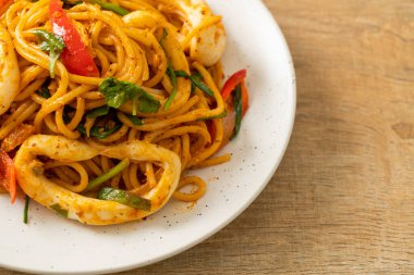 Kızarmış spagetti, tuzlanmış yumurta ve kalamar. Füzyon yemek stili.