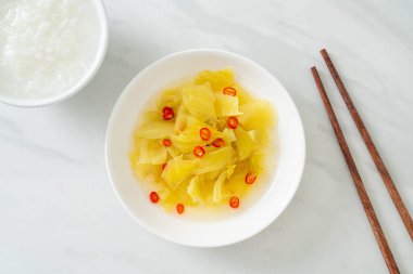 Baharatlı salata turşusu lahana ya da susam yağlı kereviz Asya yemeği tarzı.