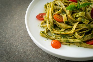 pesto soslu ve domatesli makarna vejetaryen ve vejetaryen yemek tarzı.