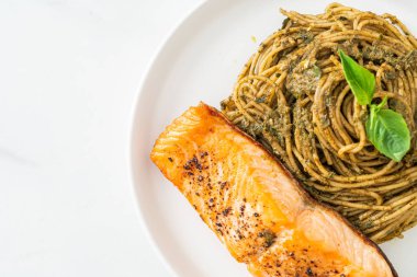 İtalyan usulü ızgara somonlu ev yapımı pesto makarna.