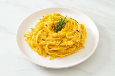 Fettuccine spagetti ve tereyağlı krema soslu makarna.