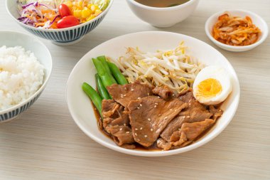 Susamlı teriyaki domuz kızartması, fasulye filizi, haşlanmış yumurta ve pirinç seti - Japon yemek tarzı.