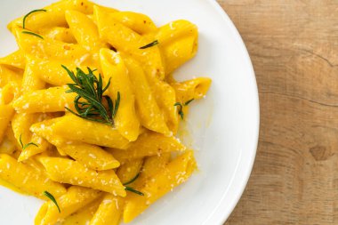 Balkabaklı, kremalı ve biberiyeli makarna.