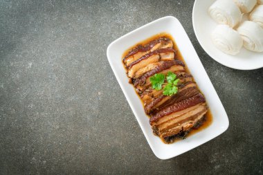 Mei Cai Kou Rou ya da Swatow Mustard Cubbage tarifli Buhar Göbekli Domuz eti - Çin yemeği tarzı