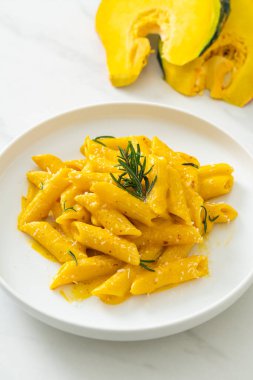 Balkabaklı, kremalı ve biberiyeli makarna.