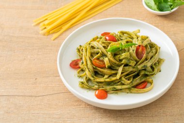 pesto soslu ve domatesli makarna vejetaryen ve vejetaryen yemek tarzı.