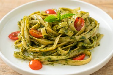 pesto soslu ve domatesli makarna vejetaryen ve vejetaryen yemek tarzı.