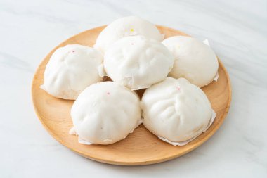 Tahta tabakta buğulanmış çörek Çin yemeği tarzı.