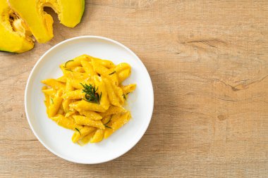 Balkabaklı, kremalı ve biberiyeli makarna.