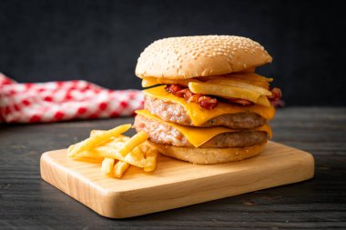 Domuz burger veya peynirli domuz burger, domuz pastırması ve patates kızartması.