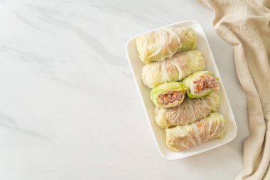 Çin lahanasına sarılı ev yapımı kıymalı domuz eti ya da haşlanmış lahana.