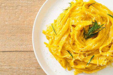 Fettuccine spagetti ve tereyağlı krema soslu makarna.