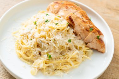 Ev yapımı spagetti beyaz kremalı sos ve ızgara tavuk.