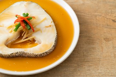 Soya soslu haşlanmış morina balığı ya da buğulanmış kar balığı ya da soya soslu Şili Bası.