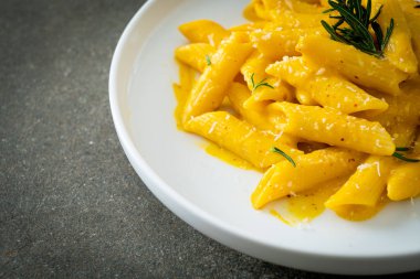 Balkabaklı, kremalı ve biberiyeli makarna.