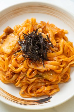 Kore usulü kimchi ve domuz etli kızarmış udon eriştesi.