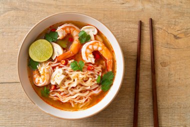 Karidesli baharatlı erişte çorbası (Tom Yum Kung) - Asya yemeği tarzı