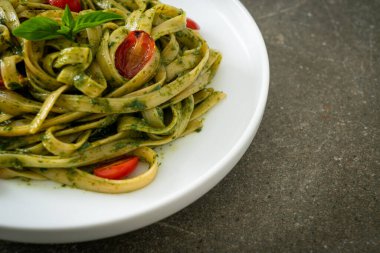 pesto soslu ve domatesli makarna vejetaryen ve vejetaryen yemek tarzı.