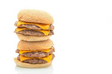 Beyaz arka planda peynirli domuz burger veya domuz burger.