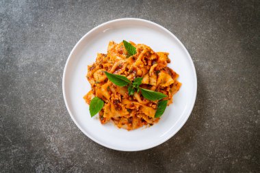 Fesleğenli farfalle makarna ve domates soslu sarımsak - İtalyan sosu