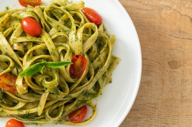 pesto soslu ve domatesli makarna vejetaryen ve vejetaryen yemek tarzı.