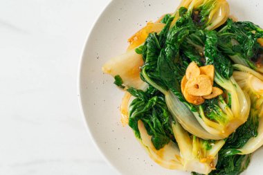 bebek Çin lahanası istiridye soslu ve sarımsaklı - Asya yemeği tarzı