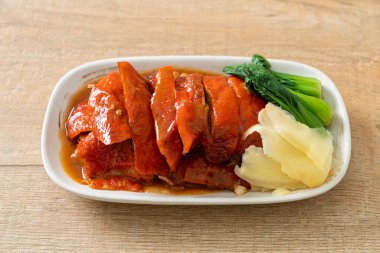 Pekin ördeği ya da ızgara kırmızı soslu kızarmış ördek Çin yemeği tarzı.