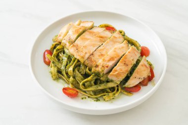 Pesto soslu makarna ve ızgara tavuklu ev yapımı fettuccine spagetti.