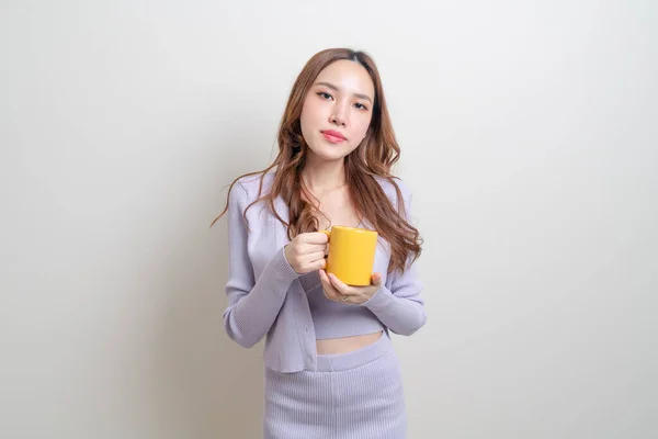 Porträt Schöne Asiatische Frau Mit Kaffeetasse Oder Becher Auf Weißem — Stockfoto