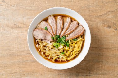 Kahverengi çorbada pişmiş ördekli yumurta eriştesi. Asya usulü.