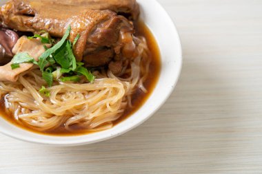 Kahverengi çorbalı ağır ateşte pişmiş ördek eriştesi. Asya usulü.