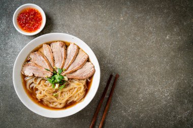 Ördek çorbalı ördek eriştesi. Asya usulü.