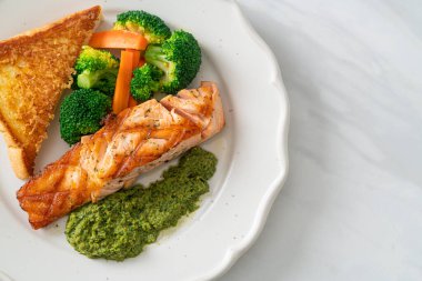 Pesto soslu ve sebzeli ızgara somon bifteği.