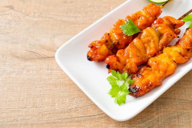 Baharatlı ve otlu ızgara tavuk şişi.