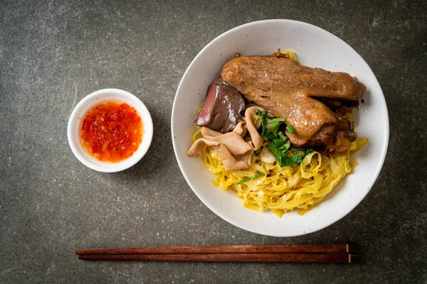 Yumurtalı erişte, kurutulmuş ördekle servis edilir. Asya usulü.