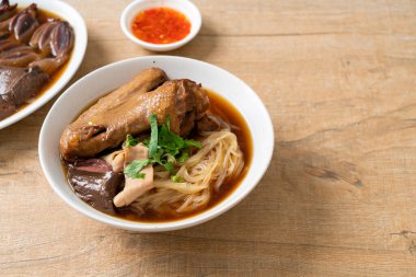 Kahverengi çorbalı ağır ateşte pişmiş ördek eriştesi. Asya usulü.