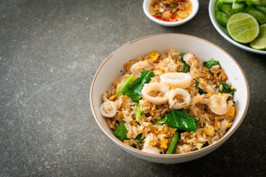 Kalamarlı ya da ahtapotlu pilav. Kalamar, yumurta ve lahana ile kızartılmış pirinç.