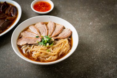 Ördek çorbalı ördek eriştesi. Asya usulü.