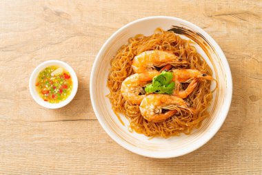 Güveçte veya fırında karides ve cam erişte veya vermicelli karides.