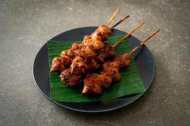 Izgara tavuk şişi, Asya sokak yemeği tarzı.