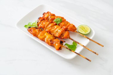 Baharatlı ve otlu ızgara tavuk şişi.