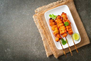 Baharatlı ve otlu ızgara tavuk şişi.