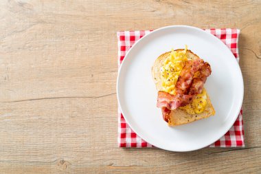 Çırpılmış yumurta ve domuz pastırmalı ekmek.