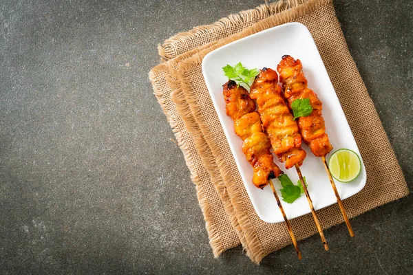 Baharatlı ve otlu ızgara tavuk şişi.