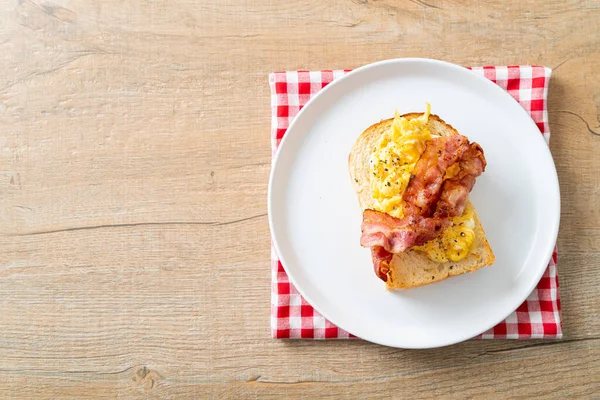 Çırpılmış yumurta ve domuz pastırmalı ekmek.
