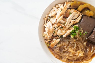 Kahverengi Çorba Kasesinde haşlanmış Tavuk Eriştesi - Asya usulü