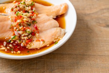 Yuzu Ponzu soslu haşlanmış alabalık veya somon balığı.